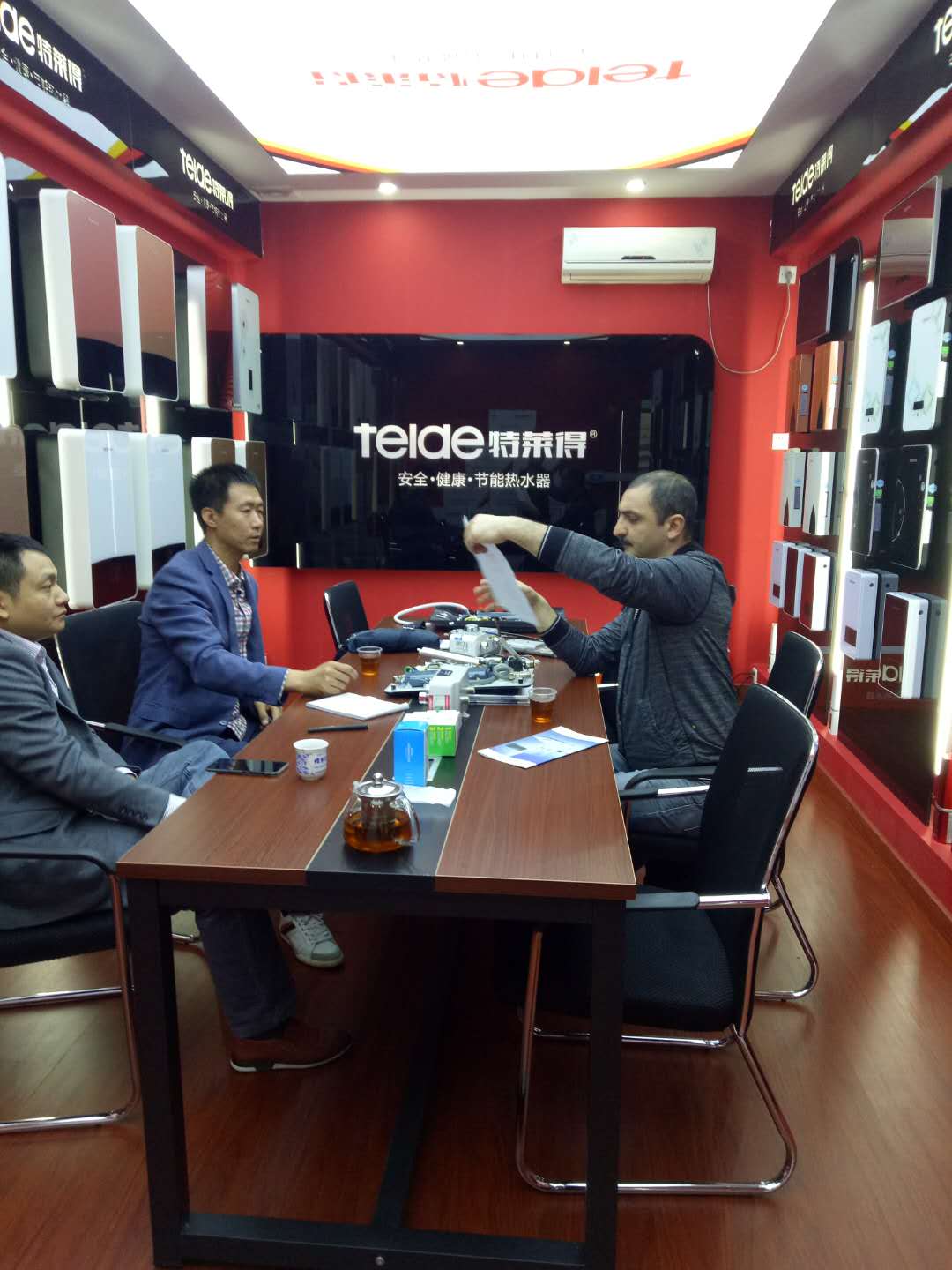 烈歡迎俄羅斯客戶蒞臨我司，恭賀成功簽約！